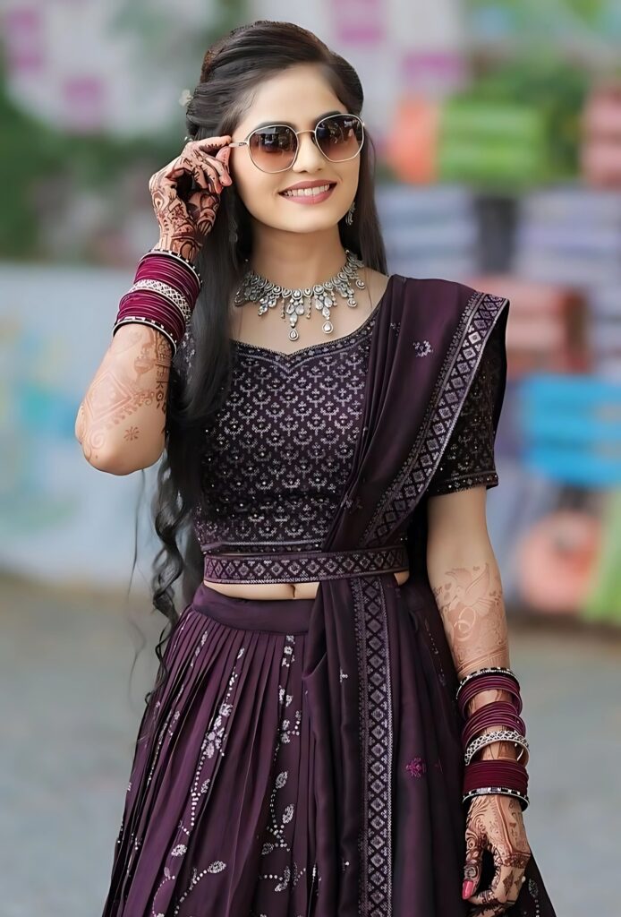 गहरे पर्पल लहंगे में स्टाइलिश लड़की, चश्मा और मेंहंदी के साथ सुंदर पोज़ देती हुई।