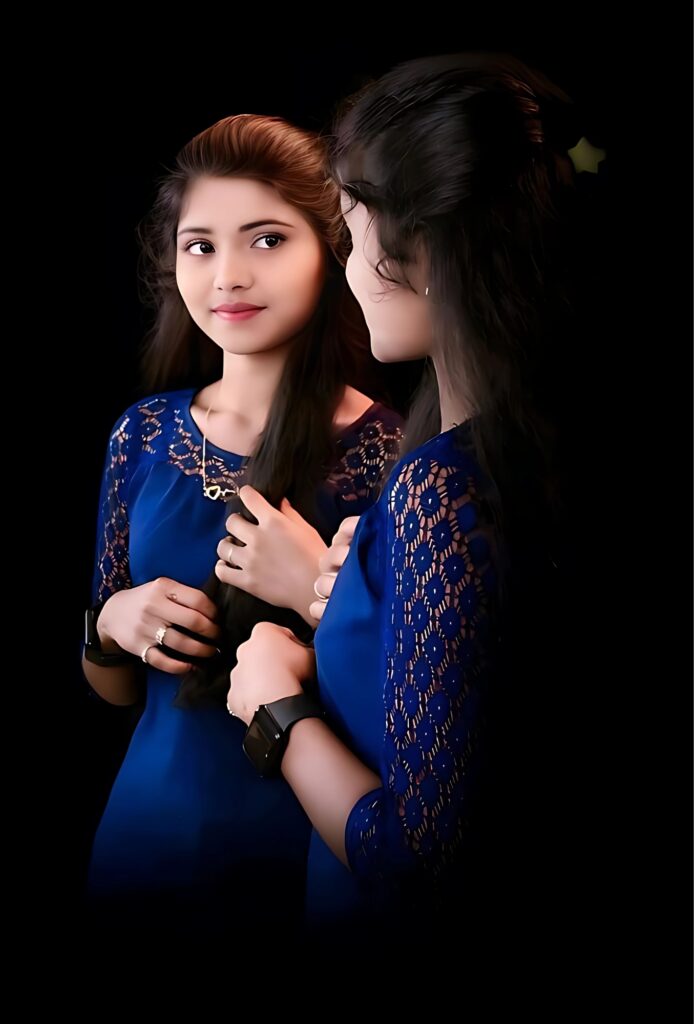 नीली ड्रेस में दो लड़कियाँ स्टाइलिश पोज़ देती हुईं, ब्लैक बैकग्राउंड के साथ सुंदर फोटो।