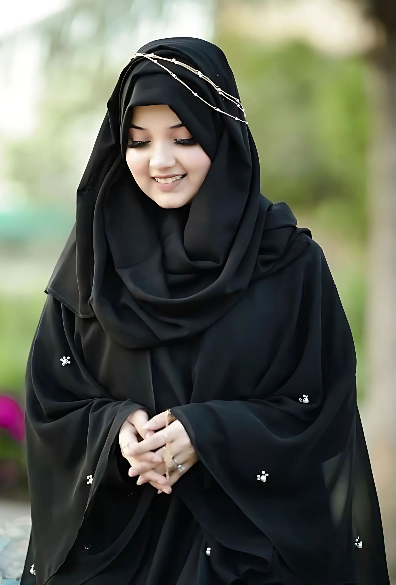 Beautiful hijab girl in black abaya smiling softly, wearing elegant head chain – perfect for new hijab girl photo DP