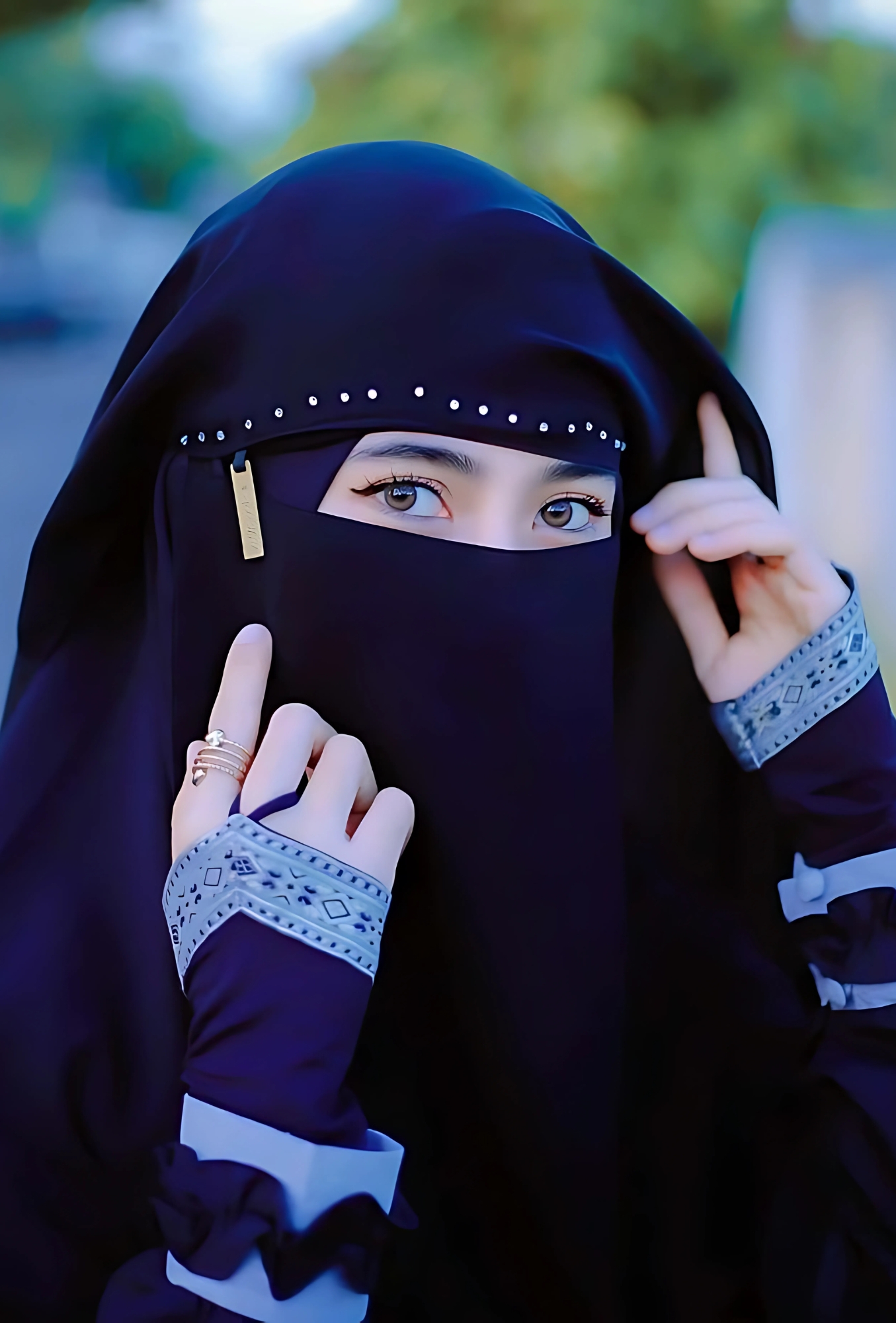 Hijab wali DP girl in dark navy niqab with stunning eyes, beautifully modest and fashionable for Islamic profile pictures.