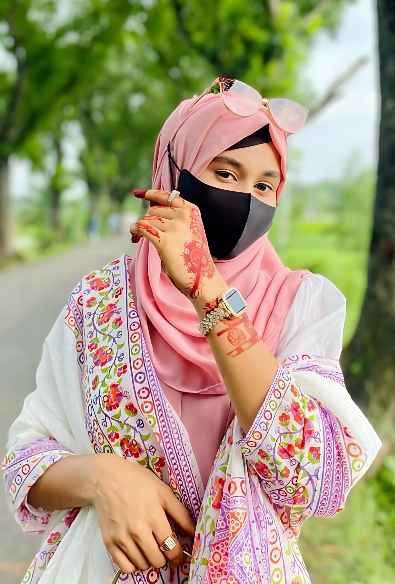 Stylish Muslim girl in pink hijab with black face mask and mehndi design – HD DP photo outdoors