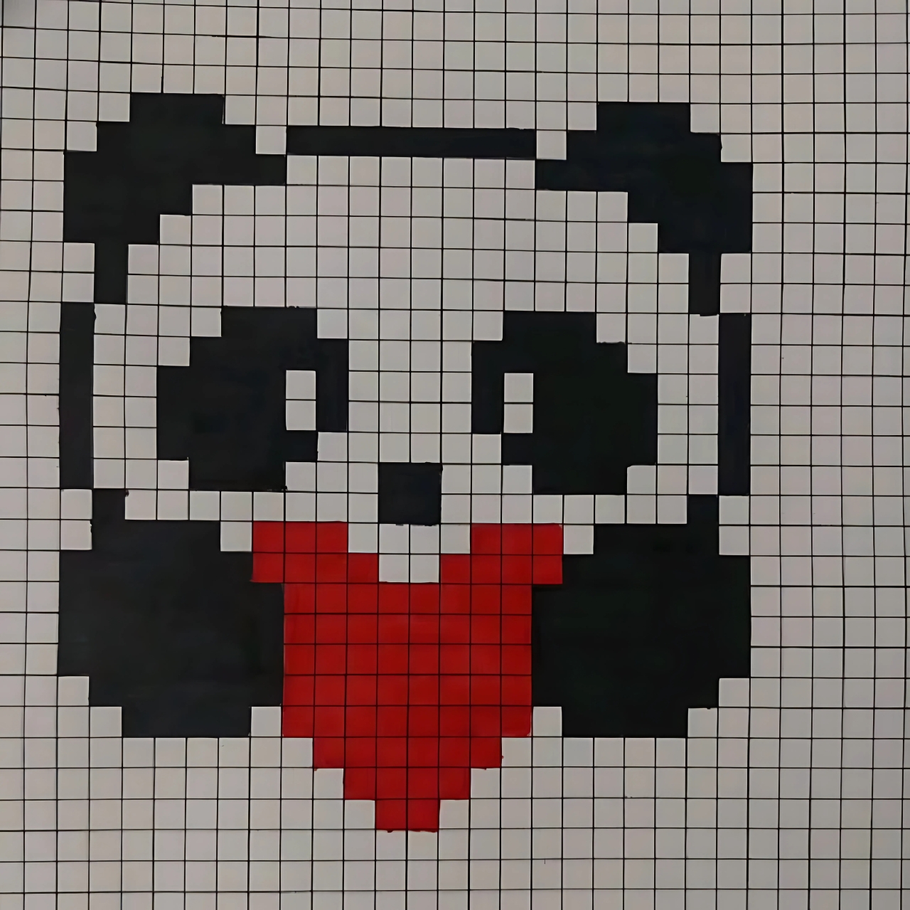 Panda pixelado sosteniendo un corazón rojo, dibujado en papel cuadriculado con estilo tierno y colores blanco, negro y rojo.